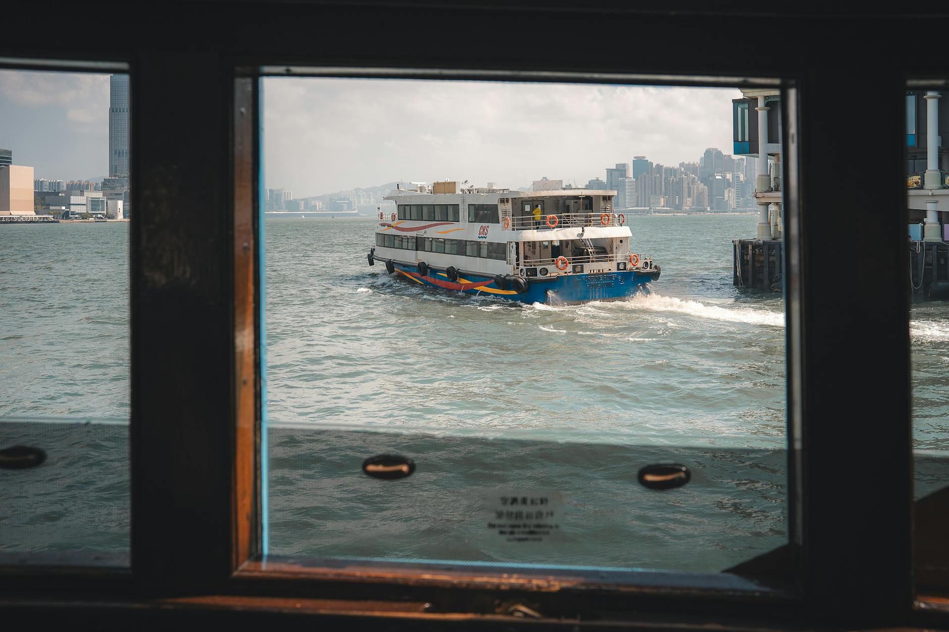 Prom Star Ferry na tle panoramy Hongkongu nad zatoką Victoria