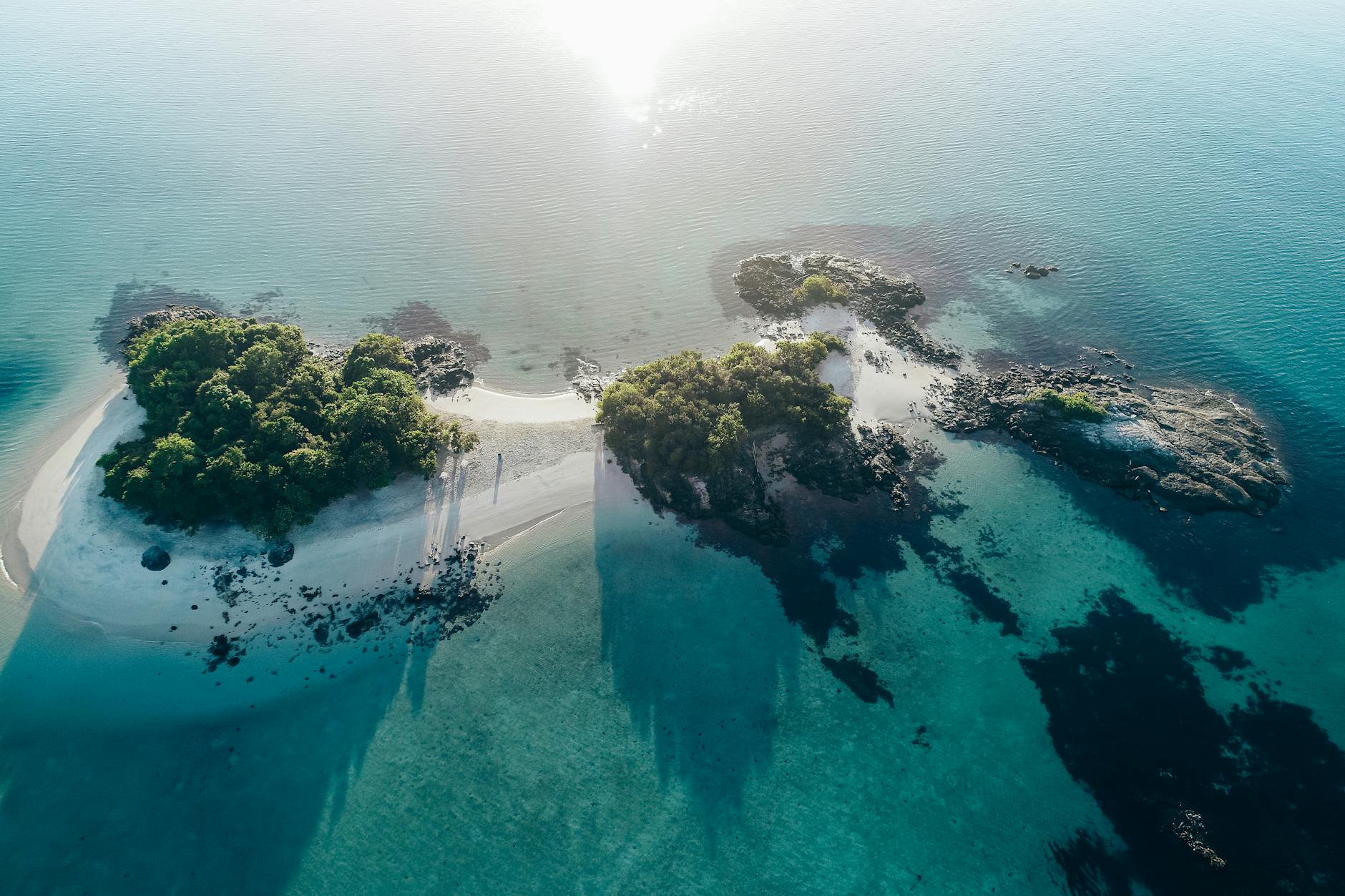 Lotniczy widok zielonej brazylijskiej wyspy otoczonej turkusowym morzem