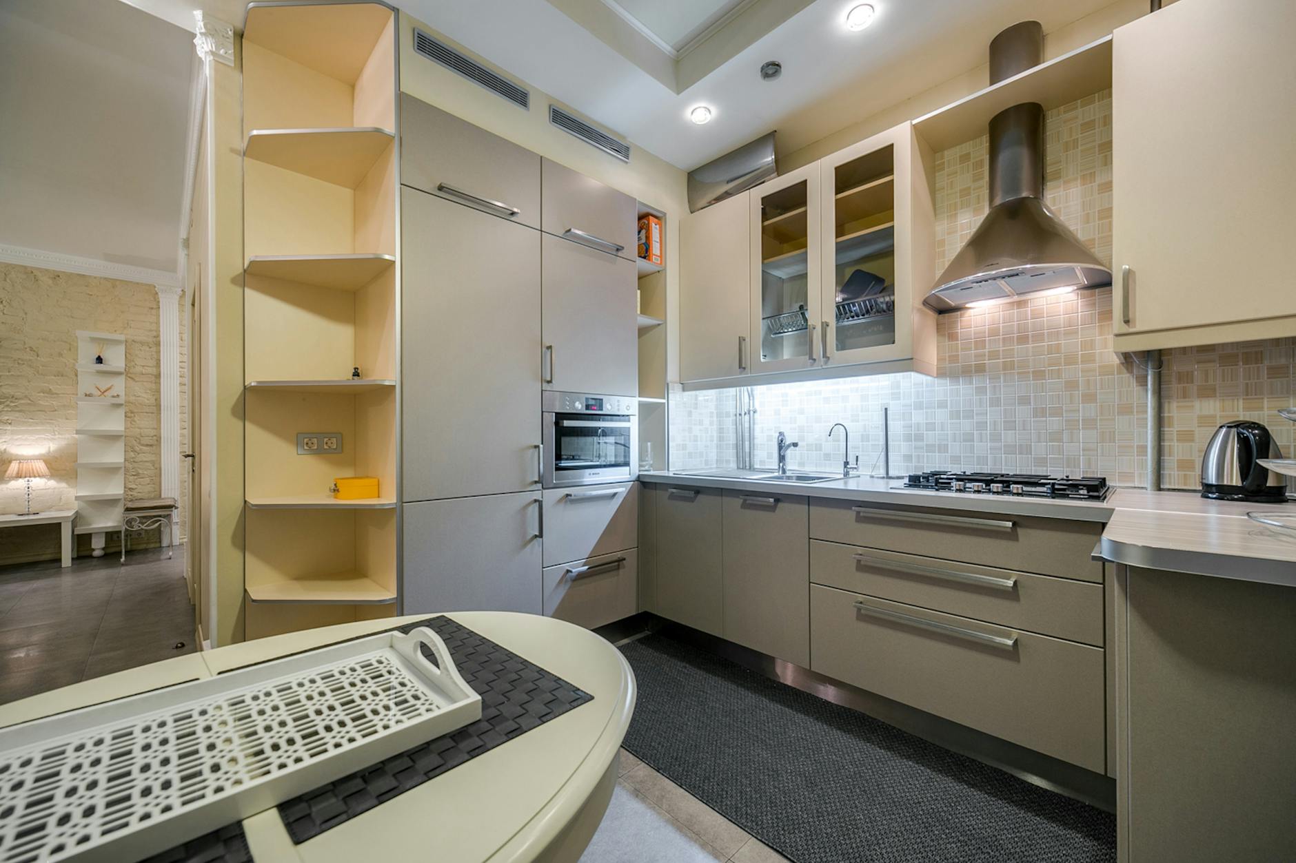 Nowoczesna kuchnia w stonowanych barwach z urządzeniami ze stali nierdzewnej