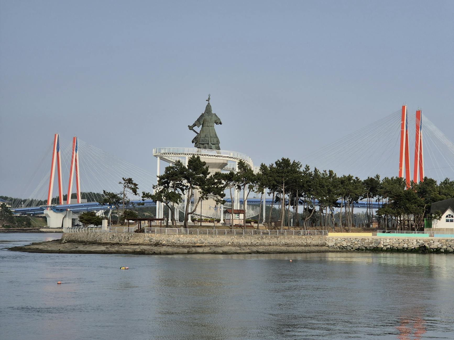 Nowoczesny most i pomnik nad spokojną wodą w Korei Południowej