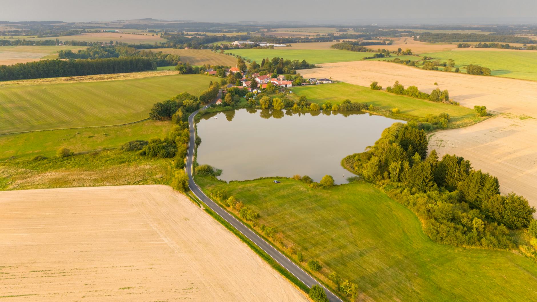 Jezioro wśród pól w Zbraslavicach w Czechach, widok z lotu ptaka