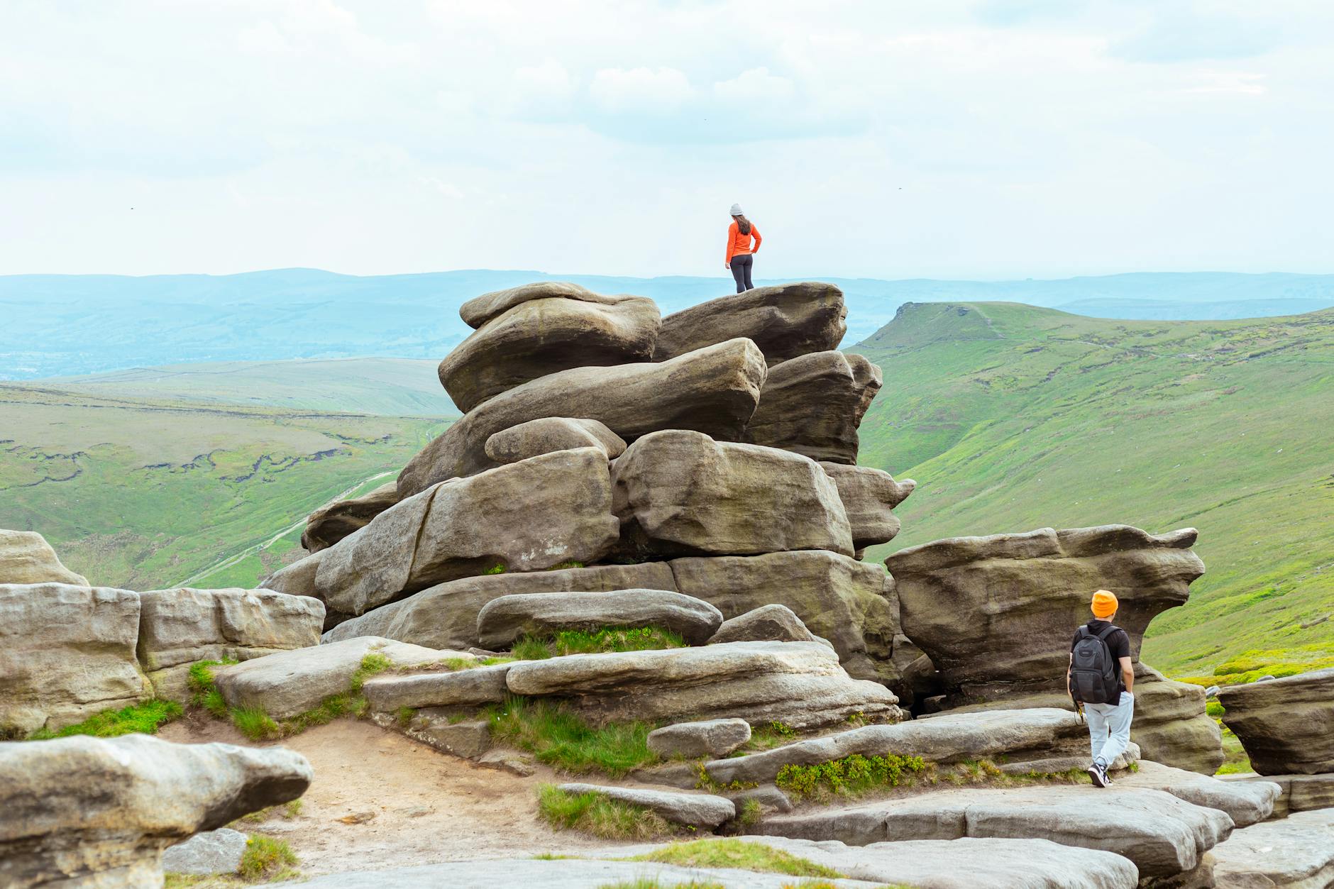 Para turystów na skalistym szlaku w górach Peak District