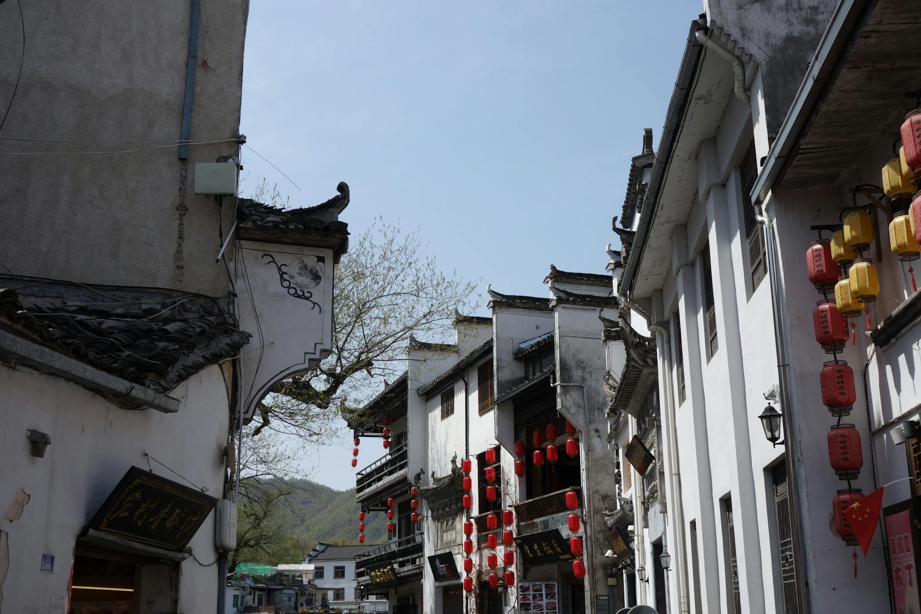 Urokliwa uliczka starego chińskiego miasta z czerwonymi lampionami