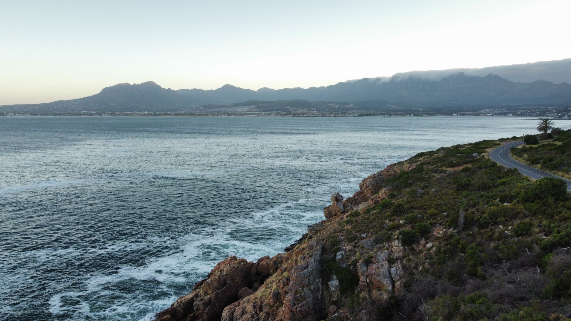 Kręta droga Garden Route nad oceanem o zmierzchu wśród gór