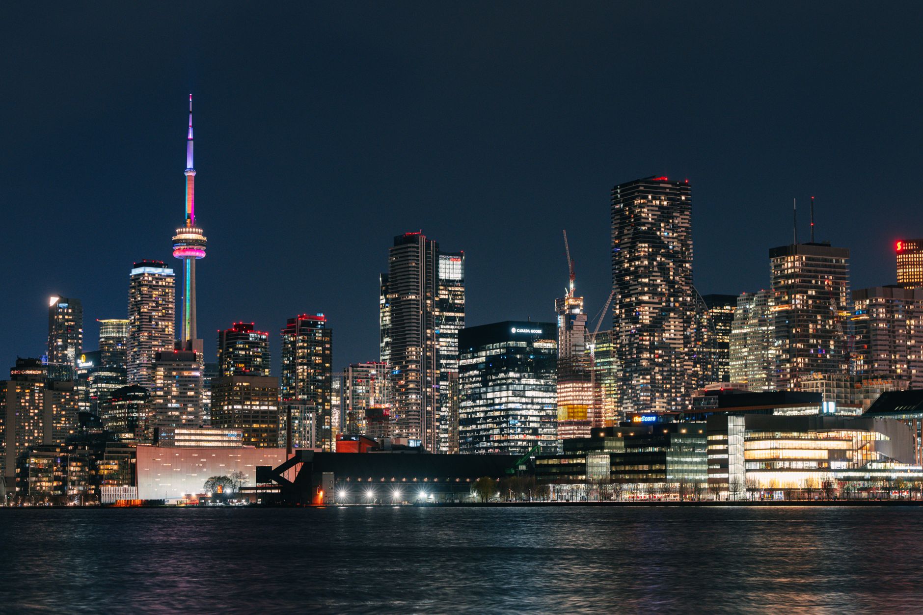Nocna panorama Toronto z podświetloną CN Tower nad wodą
