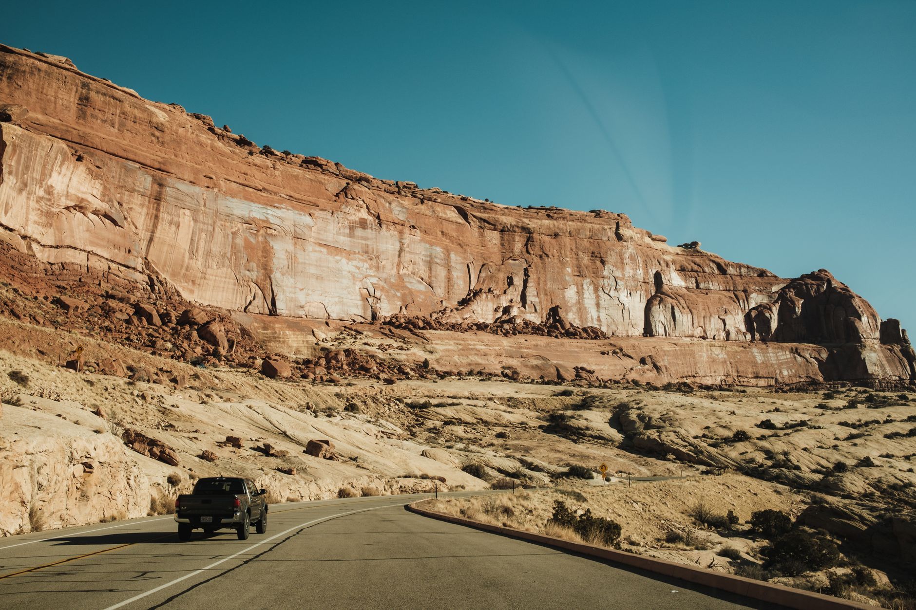 Pickup na widokowej drodze w Parku Narodowym Arches w Utah