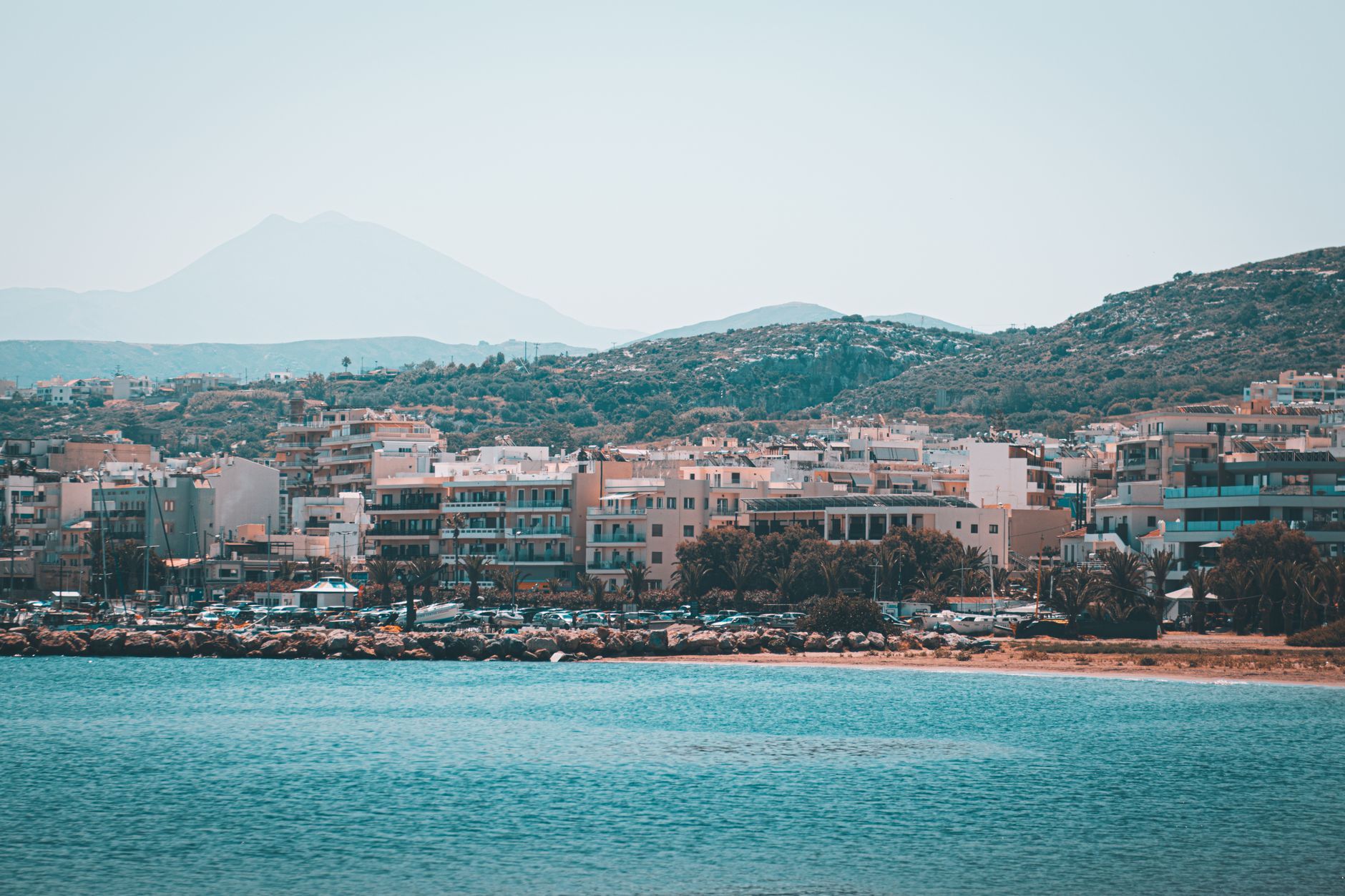 Panorama nadmorskiego Rethymno na Krecie z górami i morzem