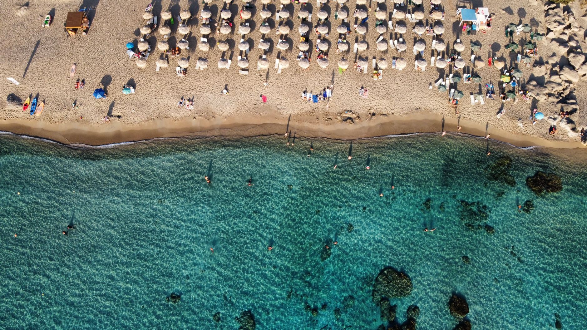 Plaża w Chanii z lotu ptaka, parasole i turkusowa woda