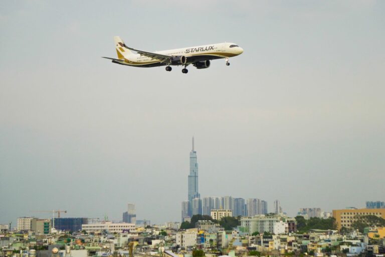 Samolot STARLUX nad Ho Chi Minh z wieżowcem Landmark 81 w tle